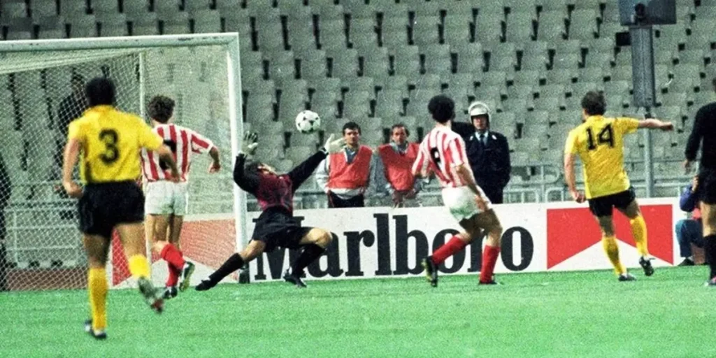 Η δεκαετία του '90 επίσης συνέβαλε στην ανάπτυξη της ποδοσφαιρικής κουλτούρας στην Ελλάδα, με το ποδόσφαιρο να γίνεται ένα από τα πιο δημοφιλή αθλήματα στη χώρα.