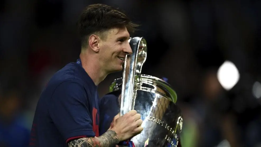 Ο Λιονέλ Μέσι κρατά το τρόπαιο του Champions League