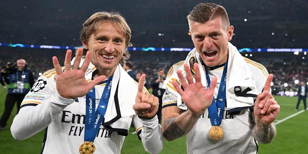 Ο Μόντριτς και ο Κρόος πανηγυρίζουν το Champions League με τη φανέλα της Ρεάλ Μαδρίτης