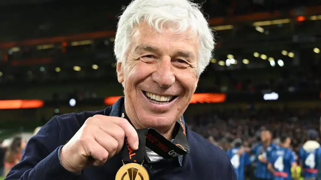 Ο προπονητής της Αταλάντα, Gian Piero Gasperini, κρατώντας το μετάλλιο που σηματοδοτεί την πρώτη του μεγάλη διάκριση σε διοργάνωση Europa League.