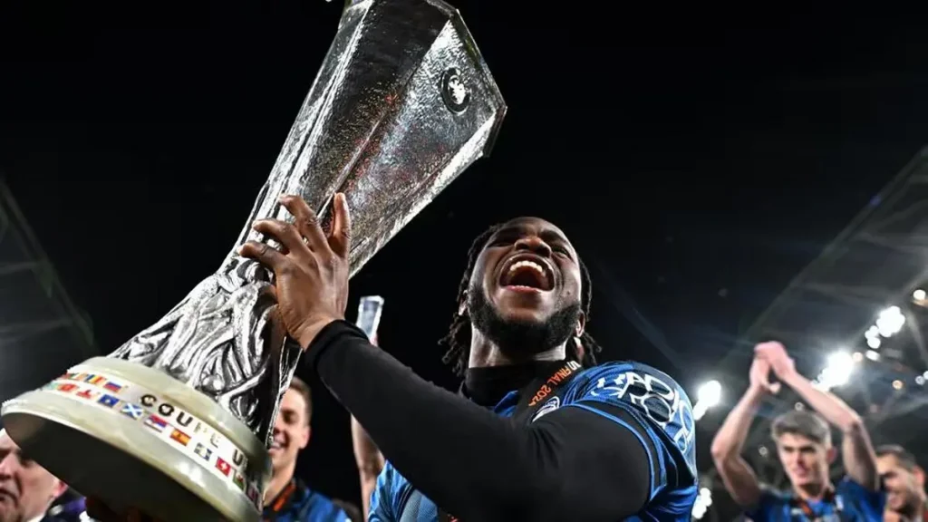 Ο σκόρερ του αγώνα, Ademola Lookman, κρατώντας το τρόπαιο μετά την νίκη της Αταλάντα στον τελικό του UEFA Europa League 2024.