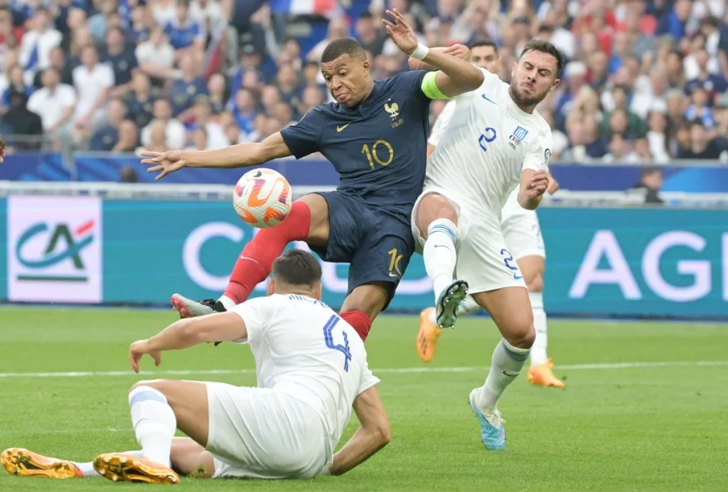 Προκριματικά EURO 2023: Μαρκάρισμα του Baldock στον αγώνα Ελλάδα-Γαλλία
