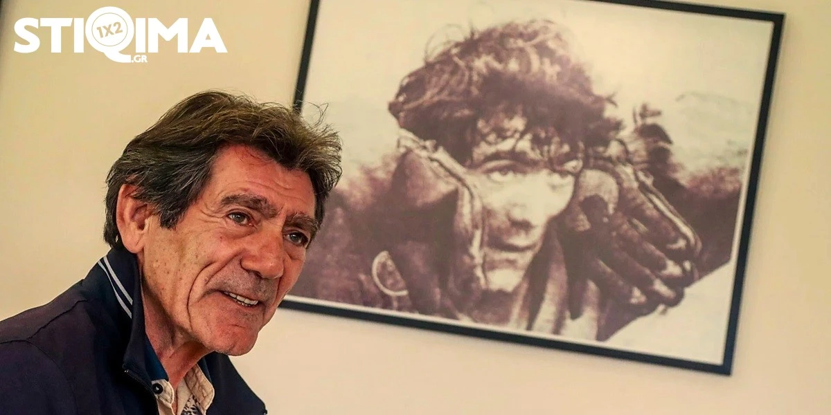 Ο Νίκος Σαργκάνης δίπλα στο φωτογραφικό του πορτραίτο.