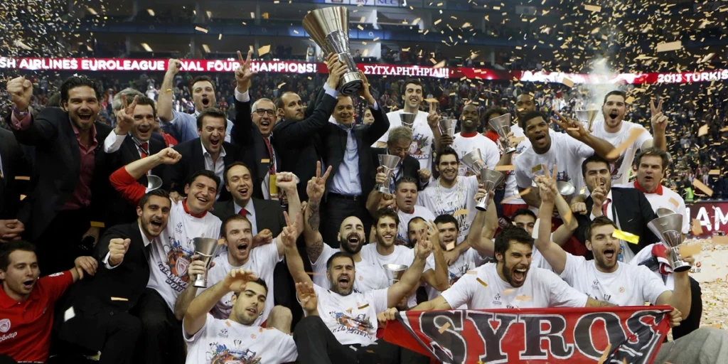 Η ομάδα του Ολυμπιακού πανηγυρίζει με το τρόπαιο μετά την τελευταία κατάκτηση του ευρωπαϊκού πρωταθλήματος το 2013 απέναντι στην Ρεάλ.