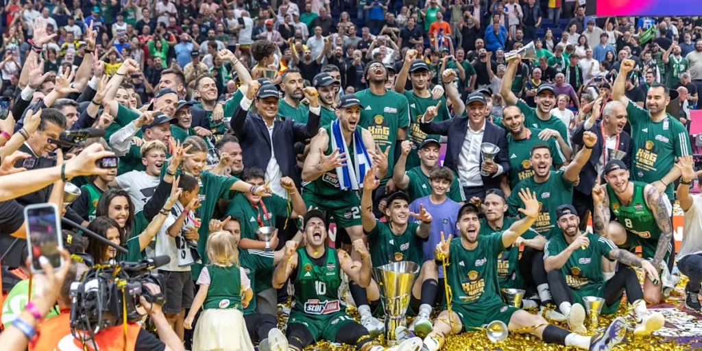 Ο Παναθηναϊκός πανηγυρίζει για την κατάκτηση της Euroleague 2024 μετά τον αγώνα με τη Ρεάλ στο Βερολίνο.