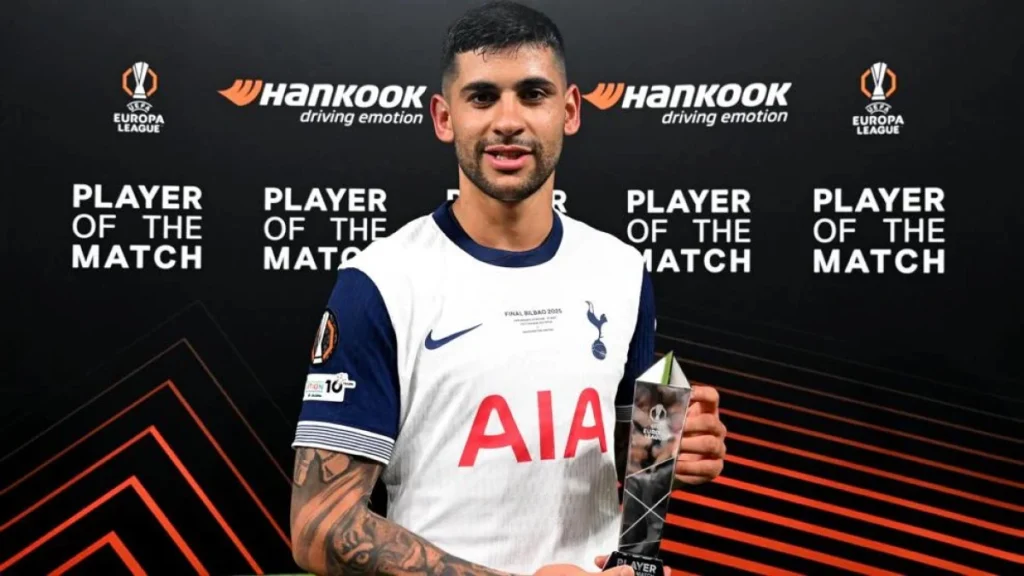 Ο Cristian Romero με το βραβείο του παίκτη MVP του αγώνα.