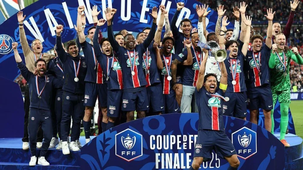 Η PSG στον τελικό του Coupe de France 2025 με το τρόπαιο. 