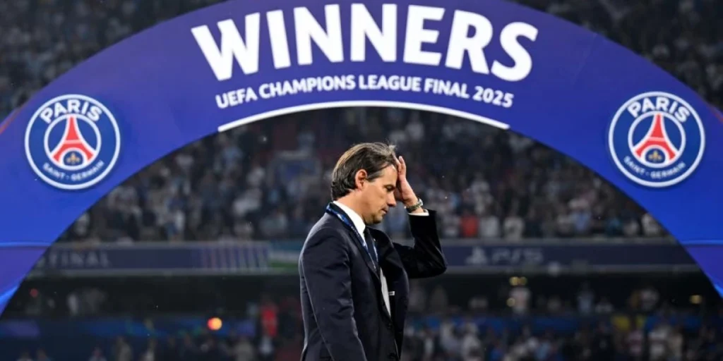 Ο Σιμόνε Ιντζάγκι, προπονητής της Inter, μετά την απονομή μεταλλίων.