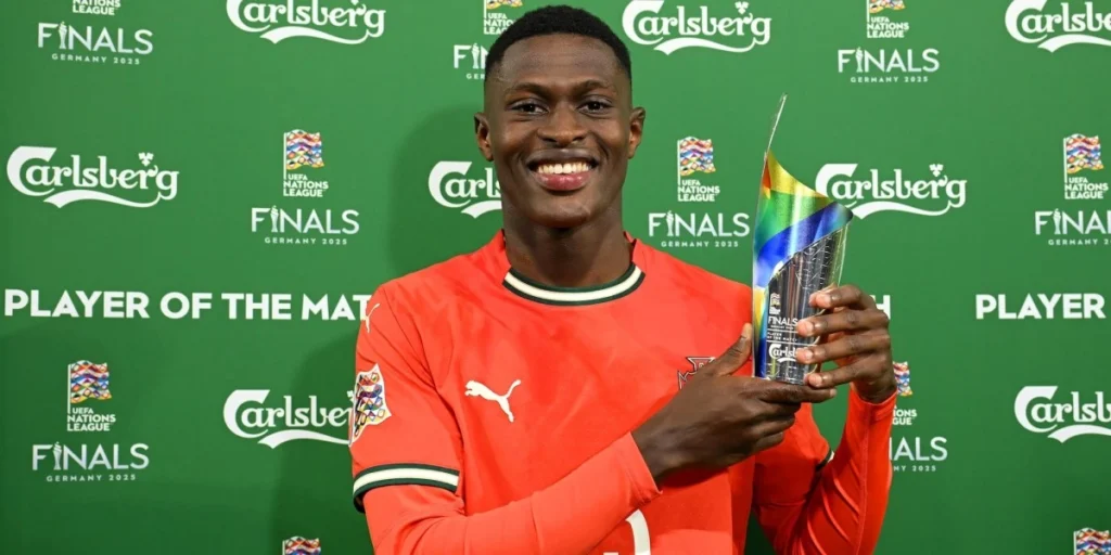 Ο Nuno Mendes, με το βραβείο του Παίκτη του Αγώνα για τον τελικό UEFA Nations League 2025