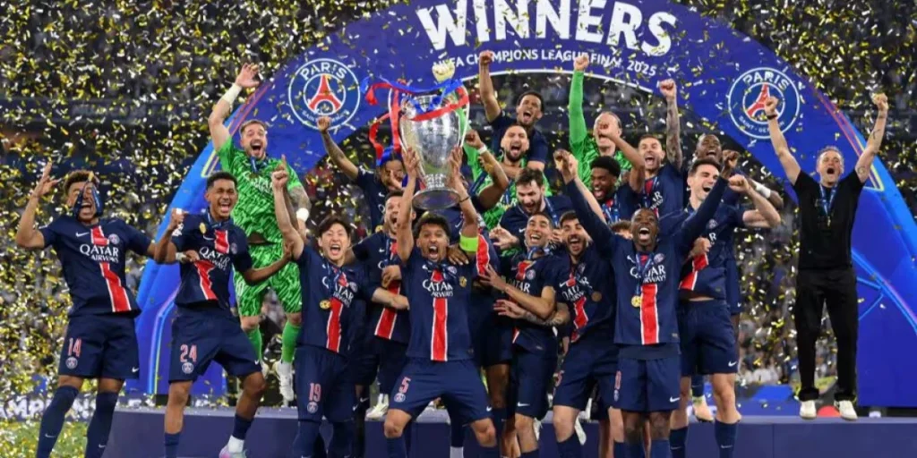 Η νικήτρια Παρί πανηγυρίζει με το τρόπαιο Champions League 2024/25.