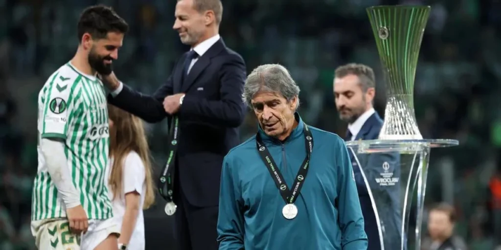 Ο Μανουέλ Πελεγκρίνι, προπονητής της Ρεάλ Μπέτις, κατά την απονομή των αργυρών μεταλλίων.