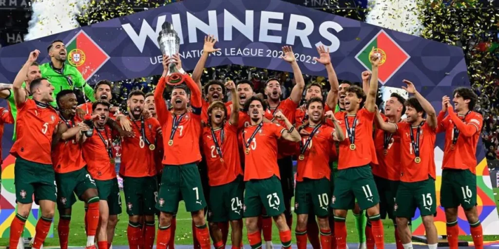 Η Πορτογαλία πανηγυρίζει με το τρόπαιο UEFA Nations League 2025.